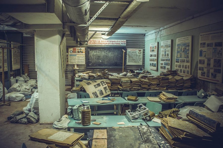 Dinas Damkar Sidoarjo Bersihkan Material Longsor di Sekolah